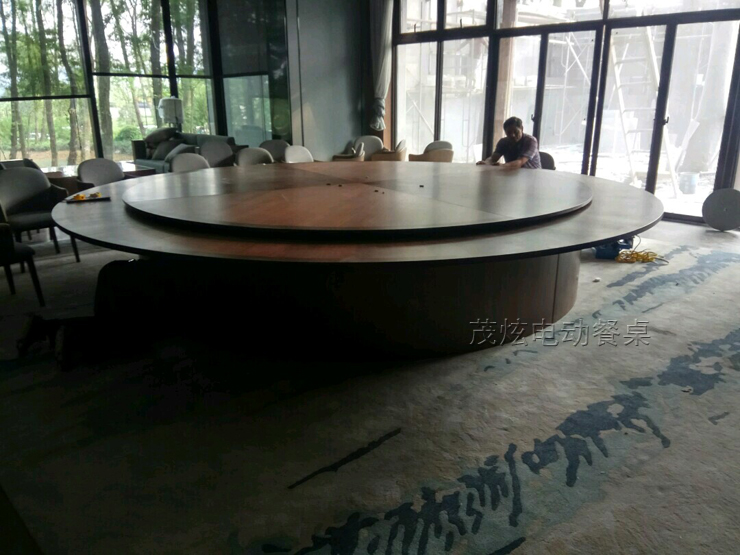 实木电动餐桌为酒店实际安装效果图片